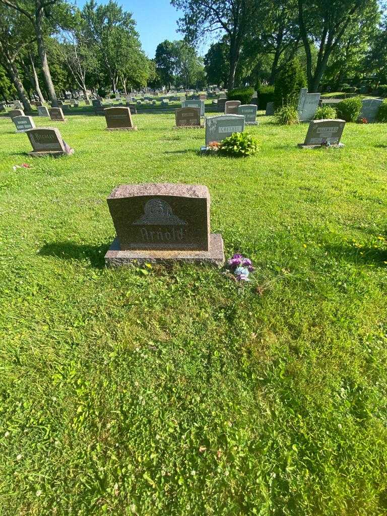 Ruby E. Arnold's grave. Photo 1