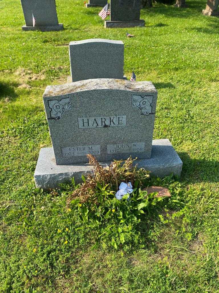 Ester M. Harke's grave. Photo 2