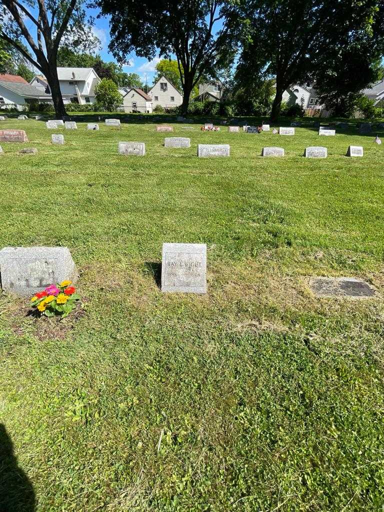 Ray L. Wight's grave. Photo 1