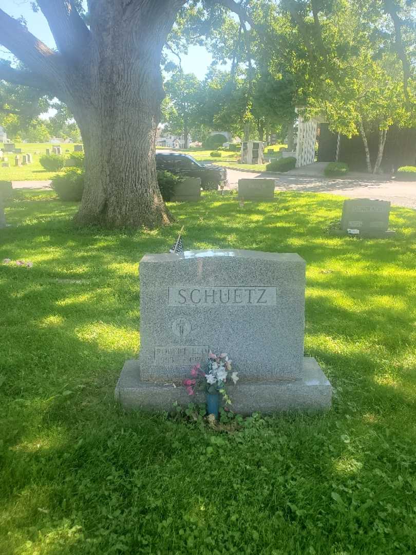 Robert Leo Schuetz's grave. Photo 2