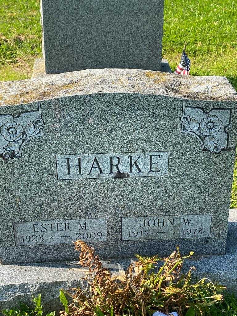 Ester M. Harke's grave. Photo 3