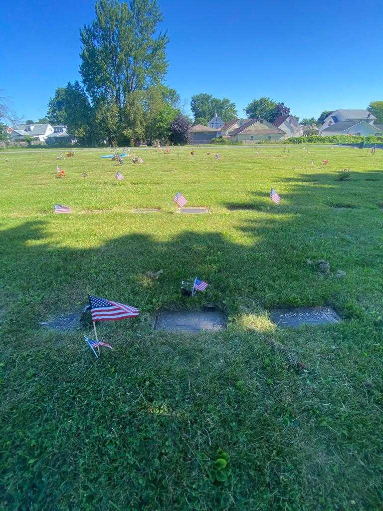 Gloria J. Harris's grave. Photo 1