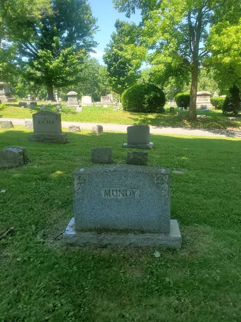 Bernadine Mundy's grave. Photo 3