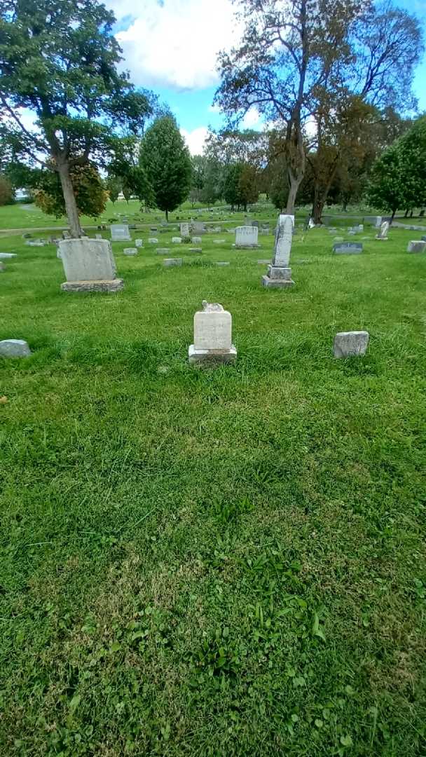 Mable Hazle's grave. Photo 1