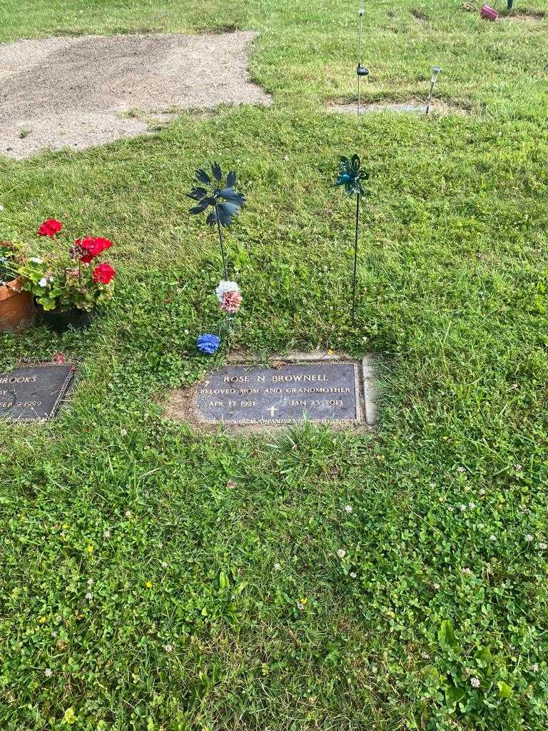 Rose N. Brownell's grave. Photo 2