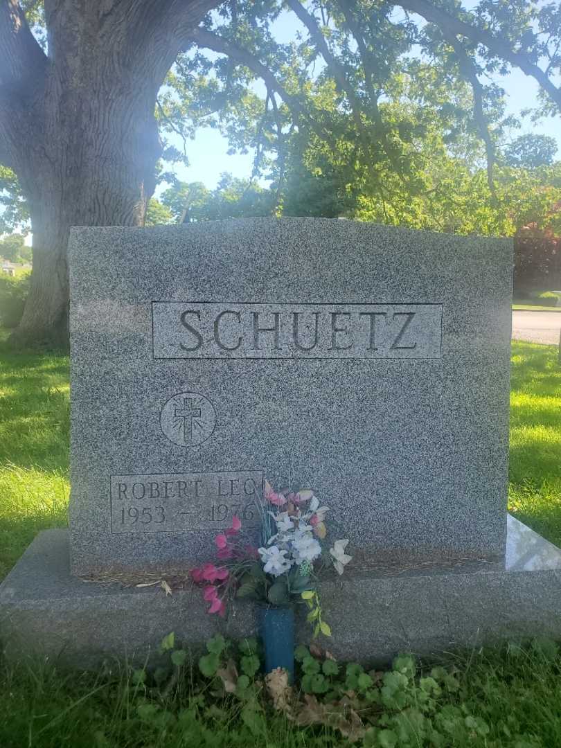 Robert Leo Schuetz's grave. Photo 3