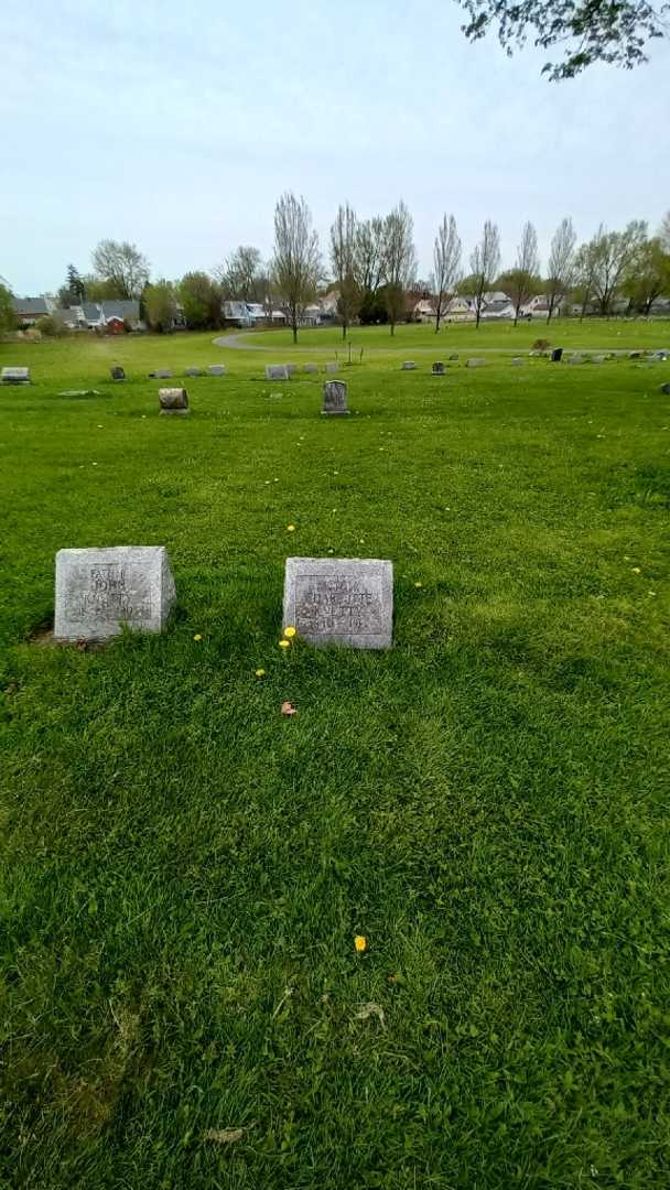 Charlotte Knutty's grave. Photo 1