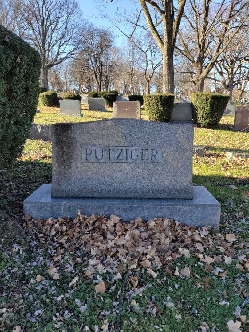 Sally Putziger's grave. Photo 4