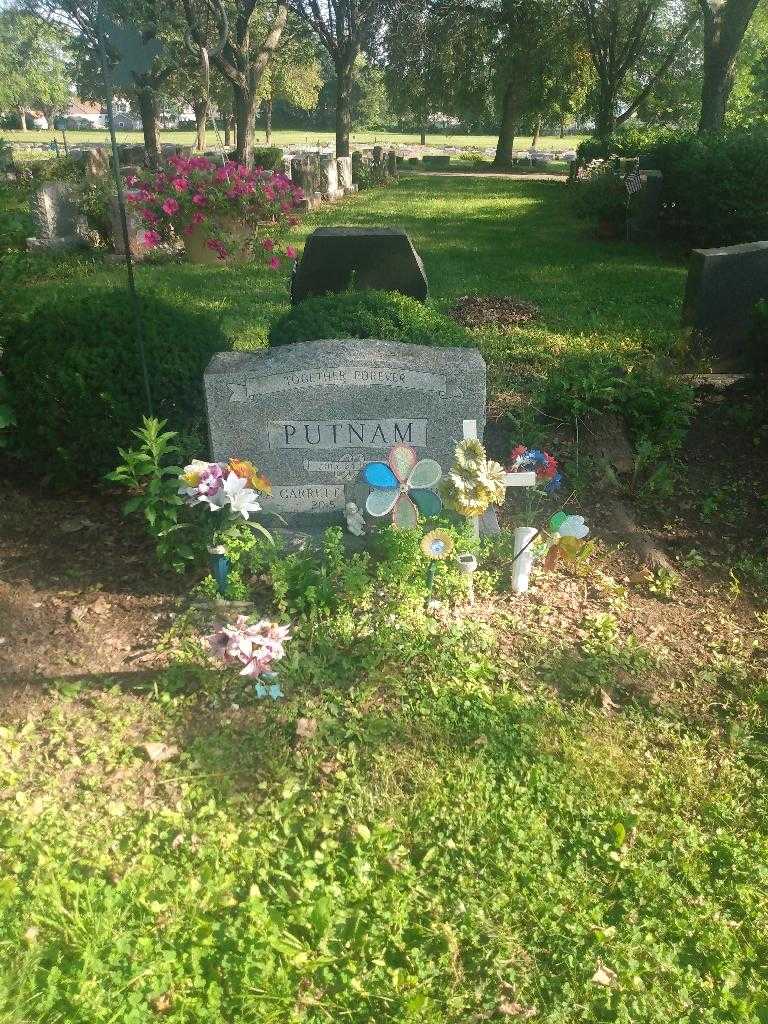 Bradford C. Putnam's grave. Photo 1