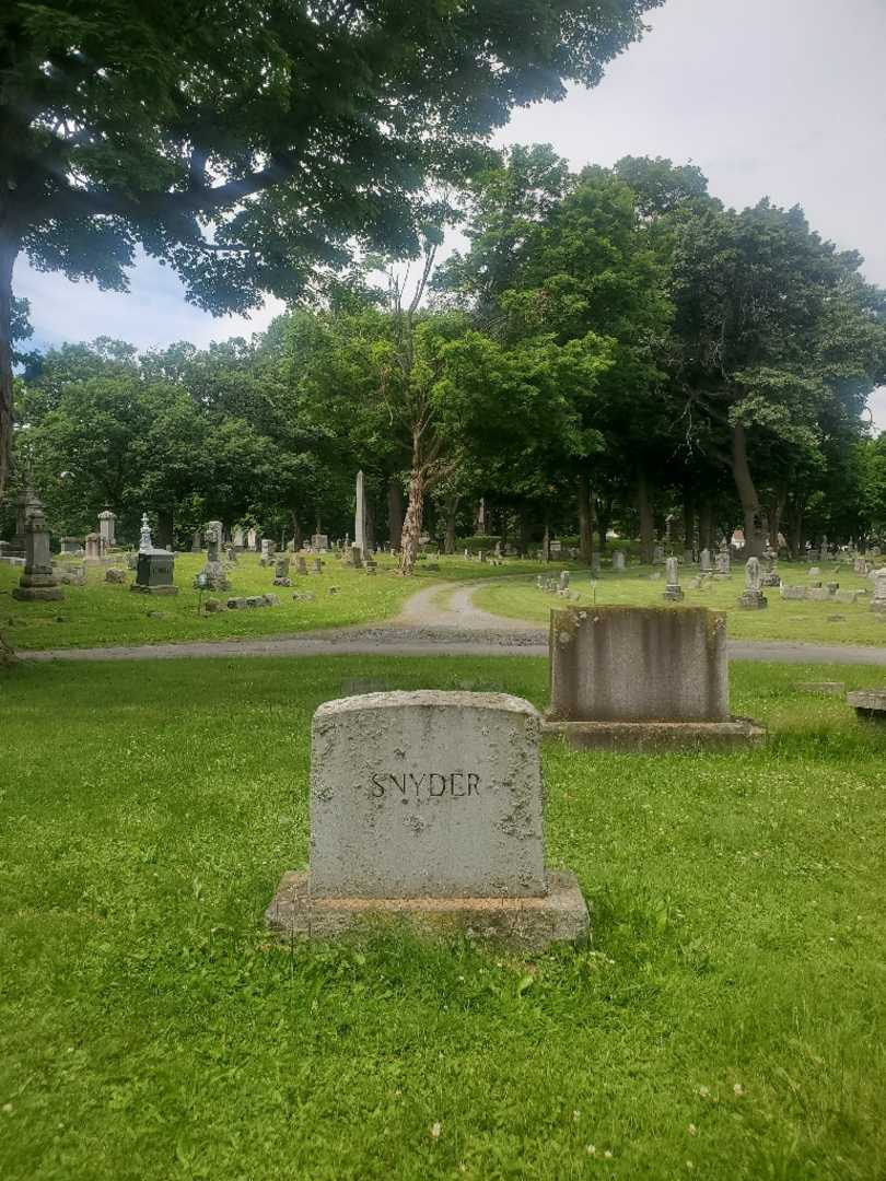 Margaret E. Snyder's grave. Photo 4