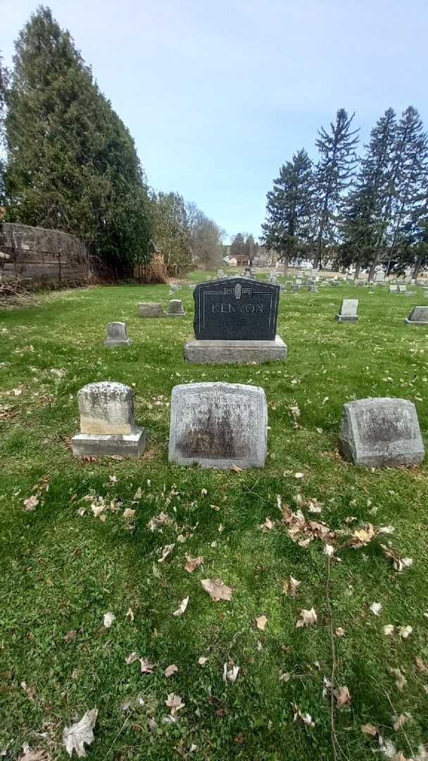 Florence M. Kenyon's grave. Photo 1