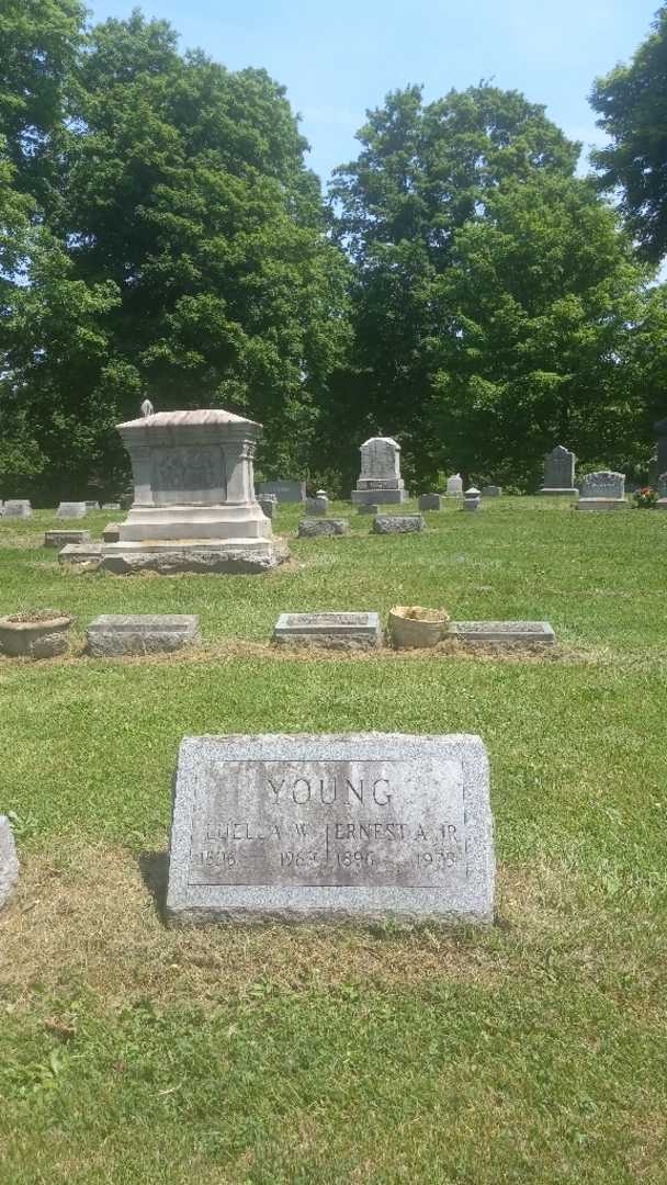 Luella W. Young's grave. Photo 2
