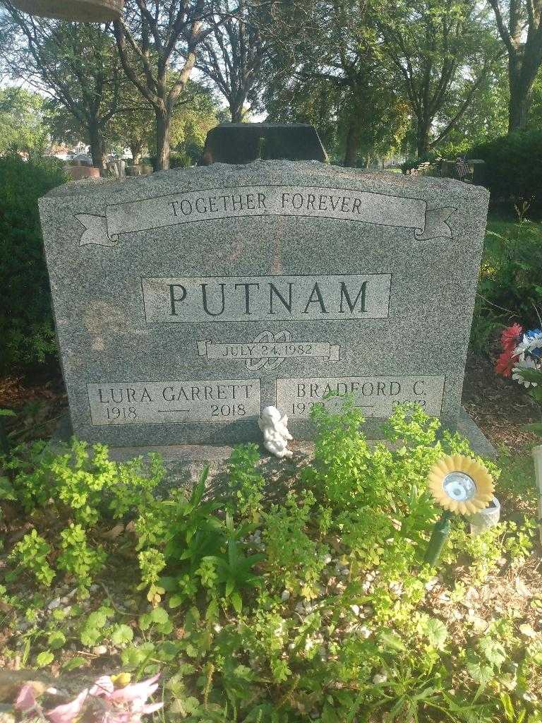 Lura Putnam Garrett's grave. Photo 2