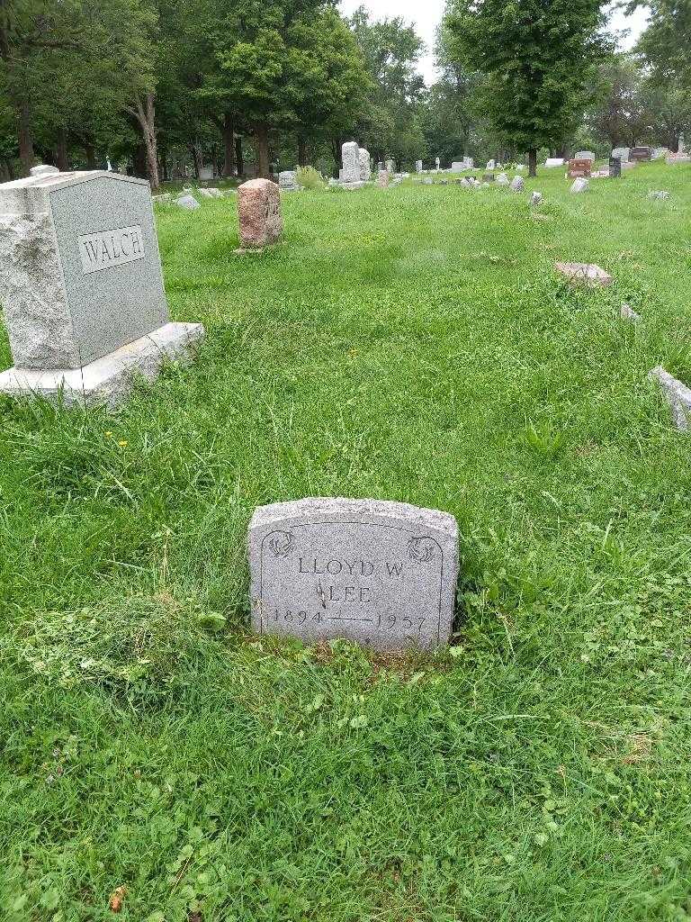 Lloyd W. Lee's grave. Photo 1