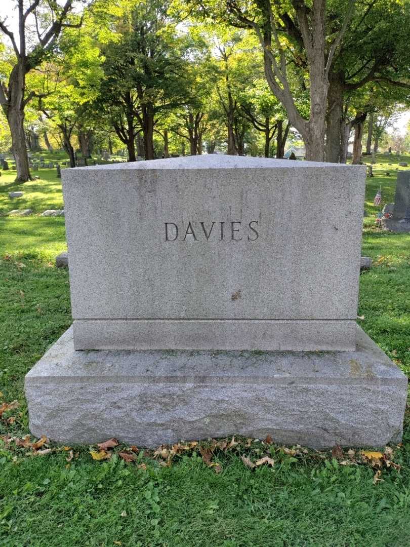 Flora I. Davies's grave. Photo 4