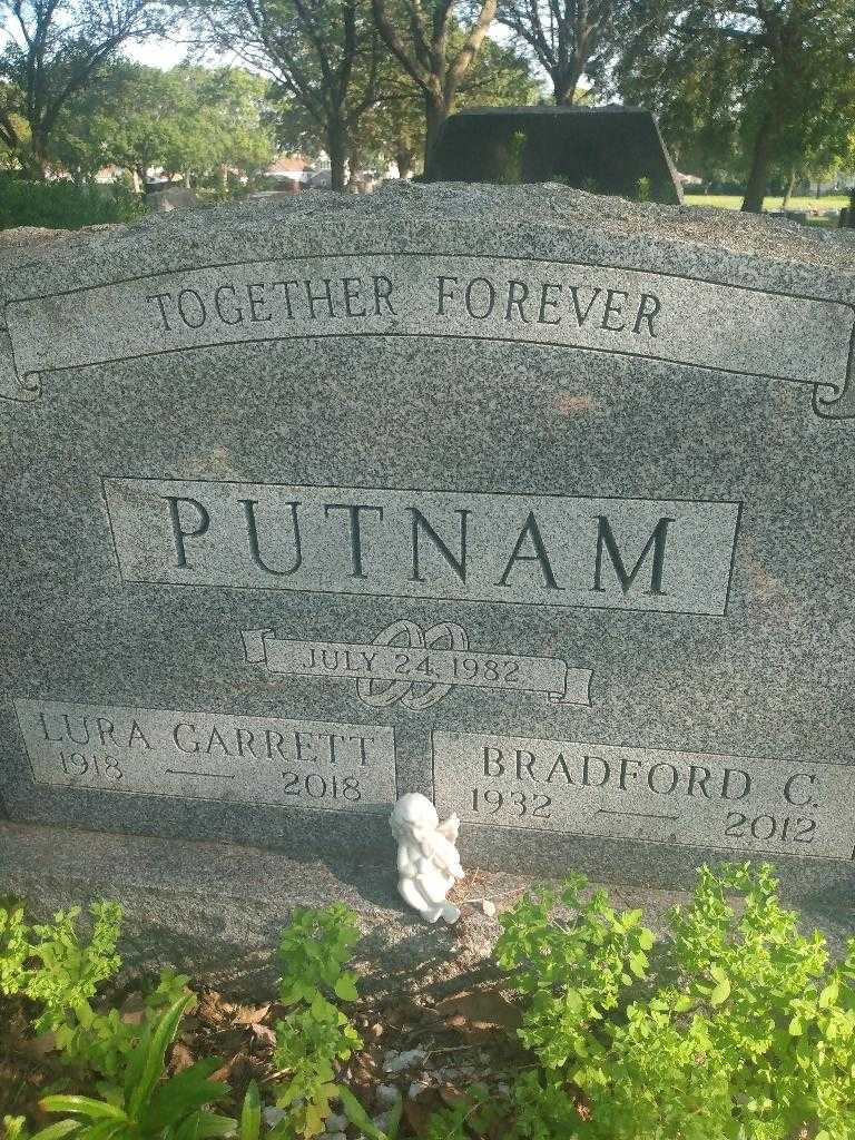 Lura Putnam Garrett's grave. Photo 3