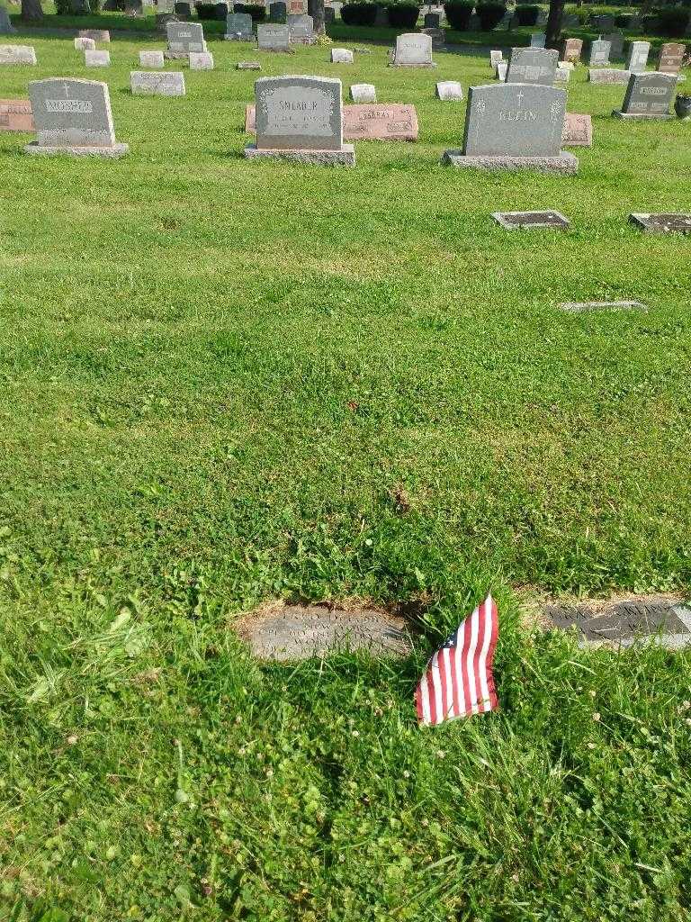 Fred Deffner's grave. Photo 1