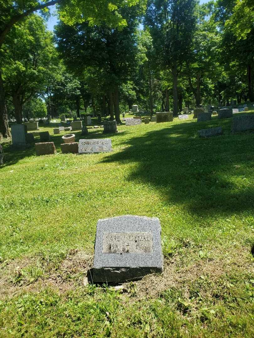 Carl J. Lietzke's grave. Photo 1