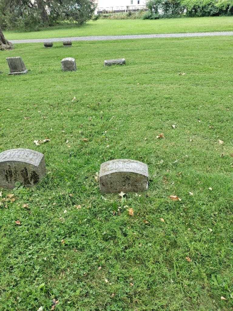 Estella Emily Moore's grave. Photo 1