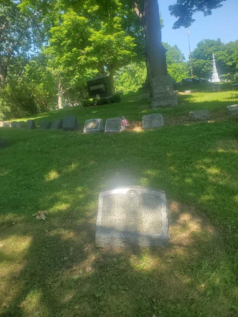 Lillian Derrick's grave. Photo 1