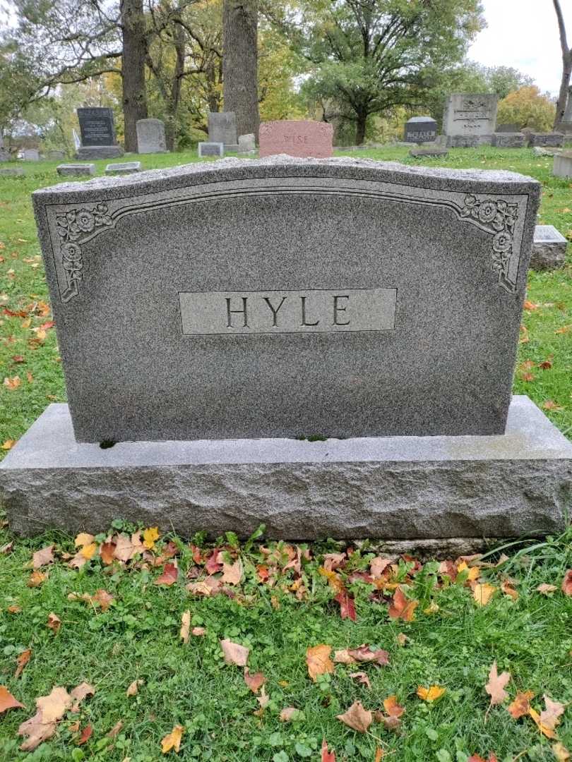 Edna M. Hyle Wight's grave. Photo 4