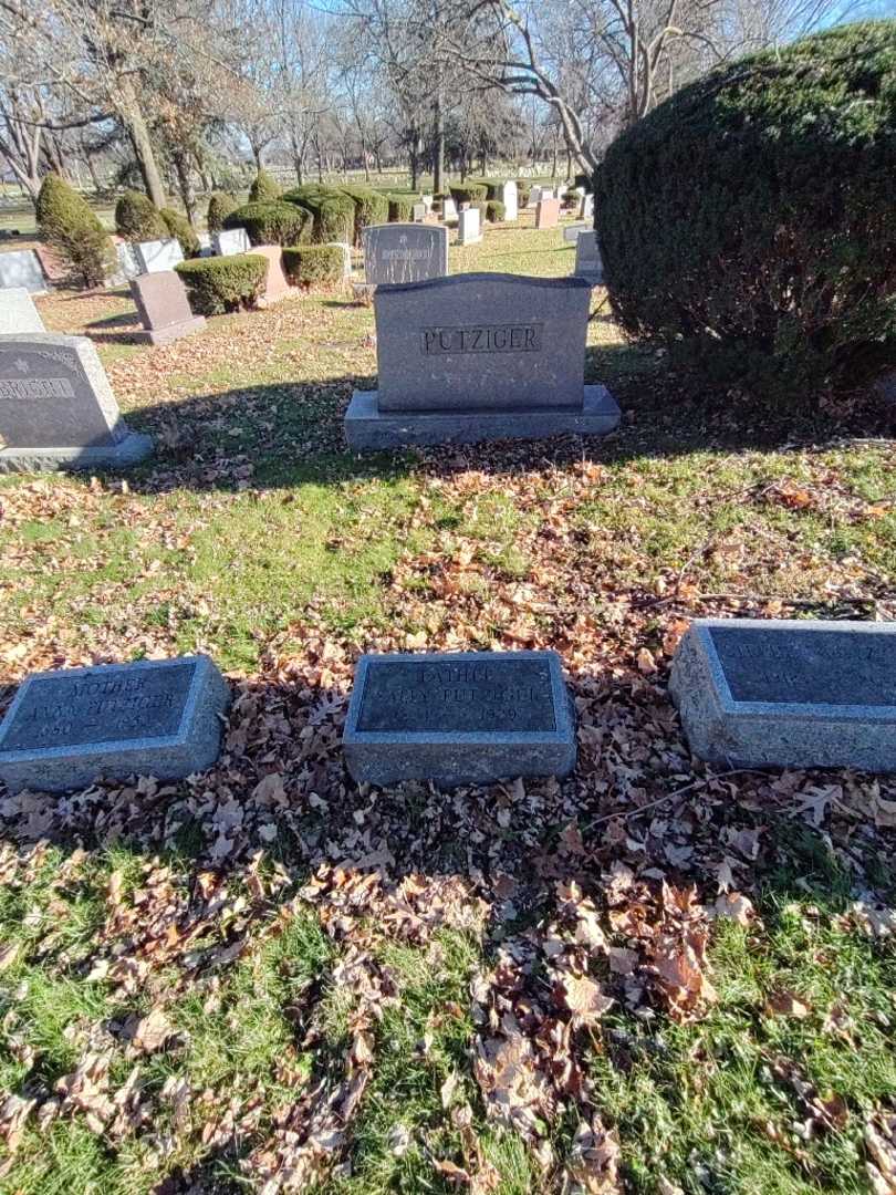 Sally Putziger's grave. Photo 1