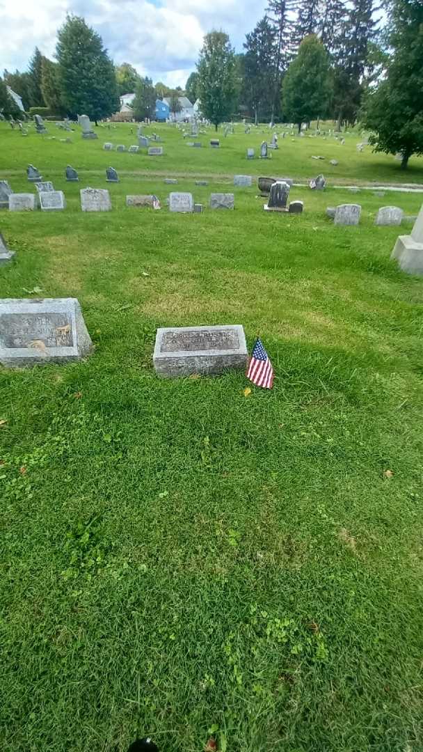 George R. Russell's grave. Photo 1