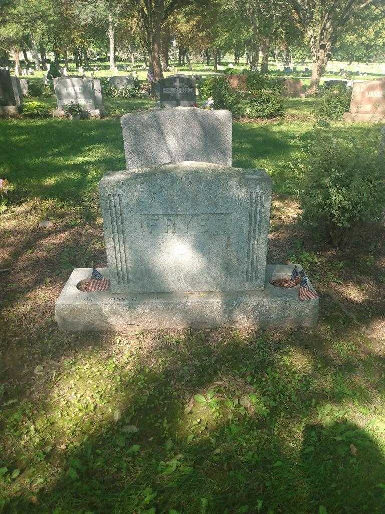 Leslie A. Fryer's grave. Photo 1