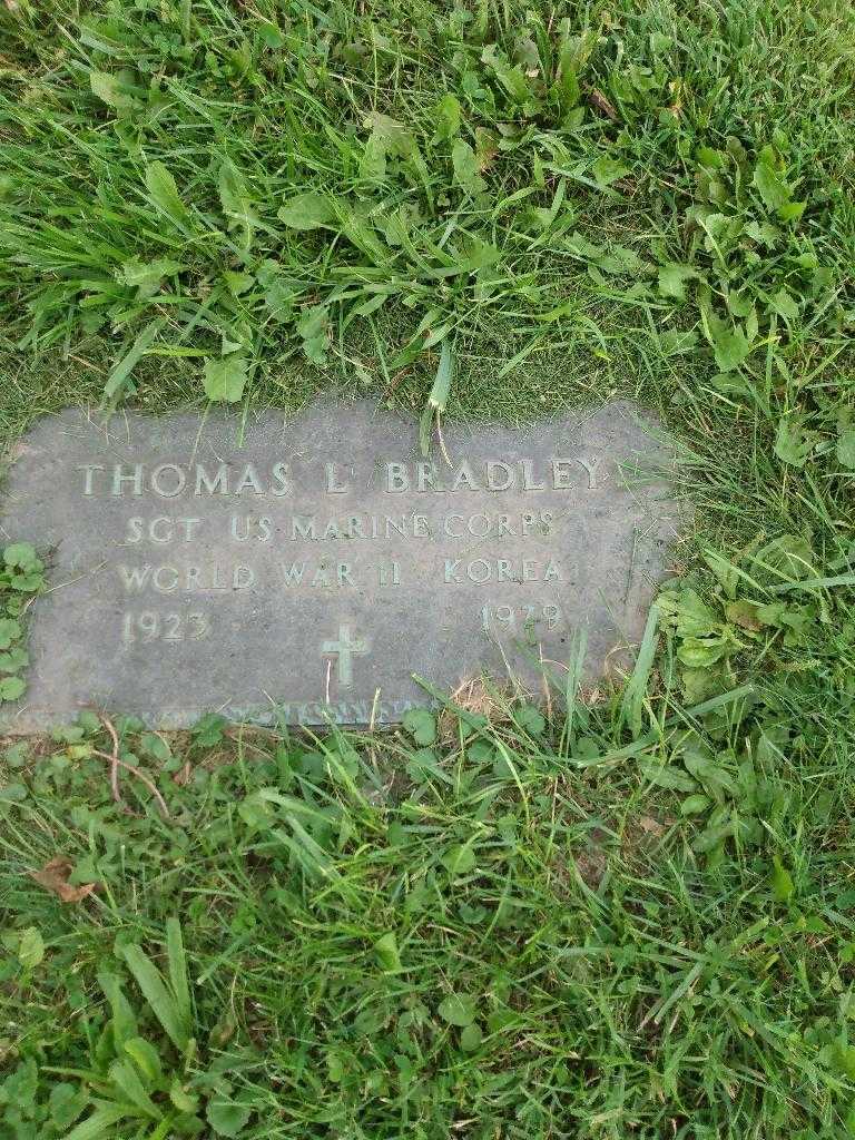 Thomas L. Bradley's grave. Photo 4