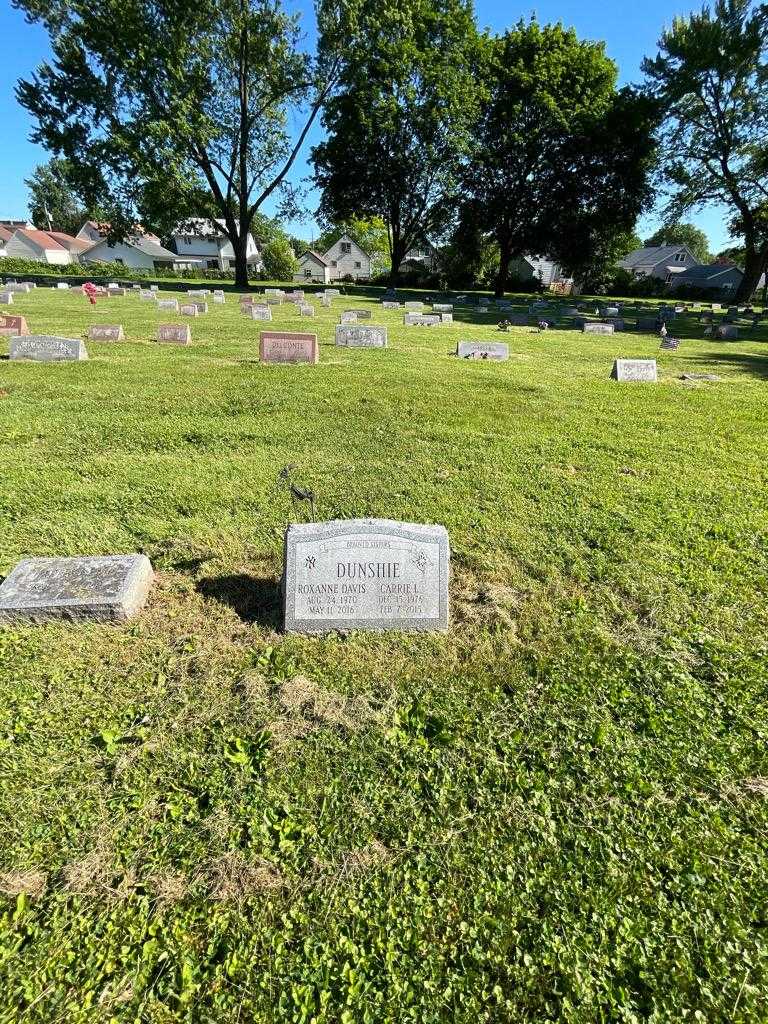 Roxanne Dunshie Davis's grave. Photo 1