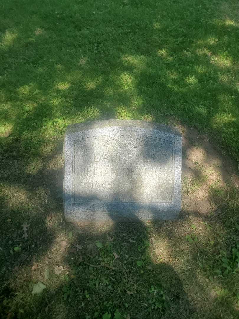 Lillian Derrick's grave. Photo 2