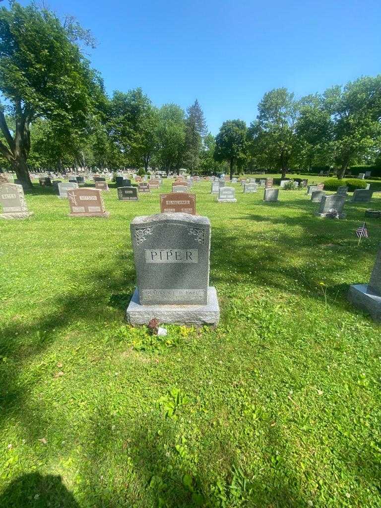 Earl H. Piper's grave. Photo 1