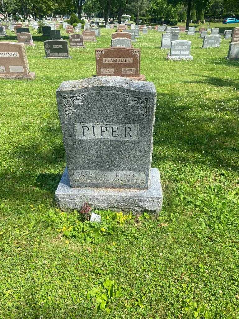 Gladys F. Piper's grave. Photo 2