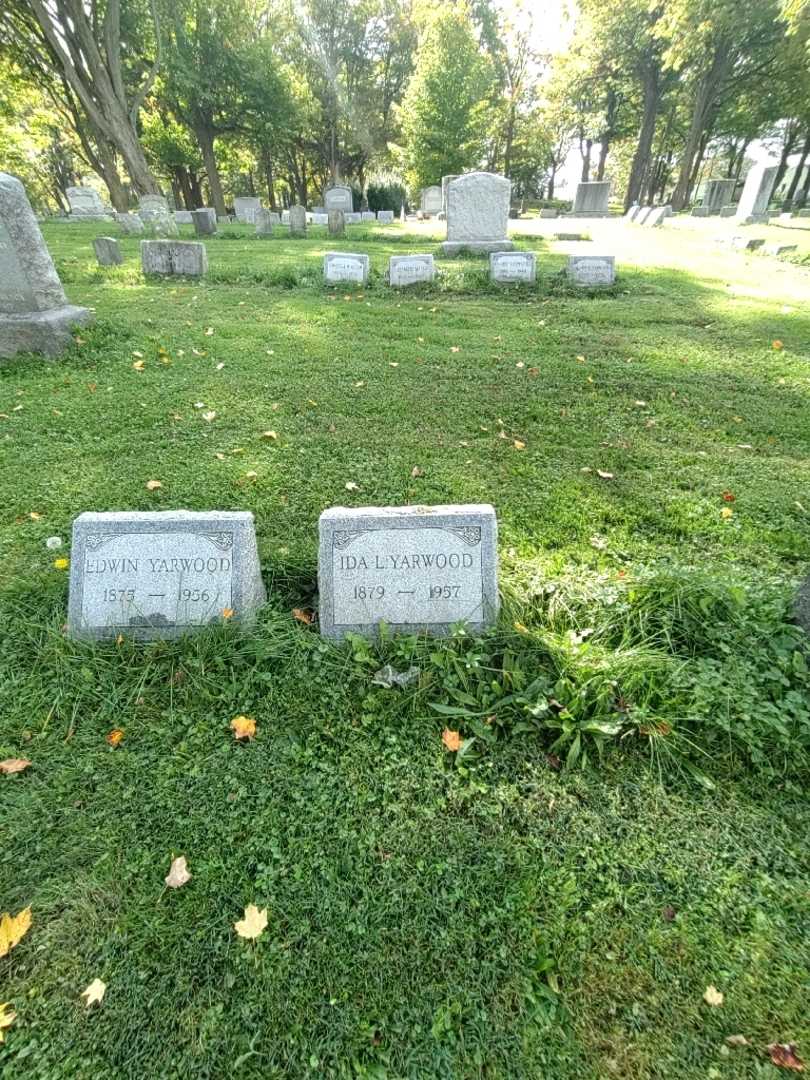 Ida L. Yarwood's grave. Photo 1