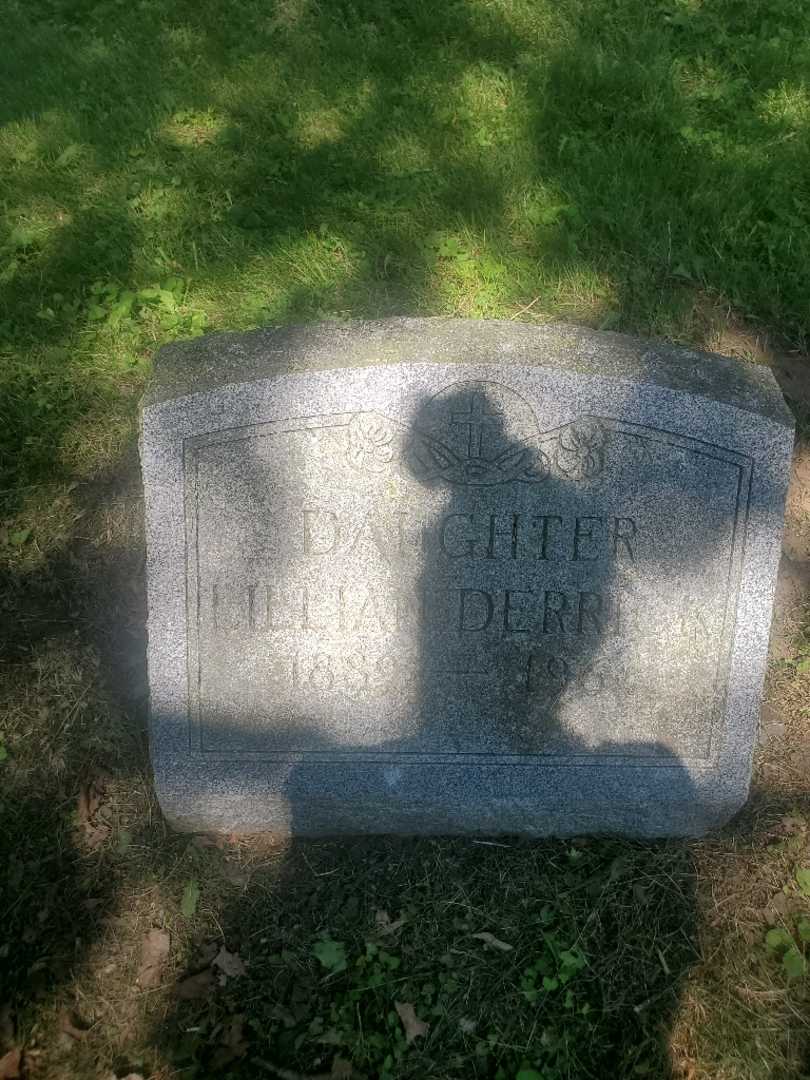 Lillian Derrick's grave. Photo 3