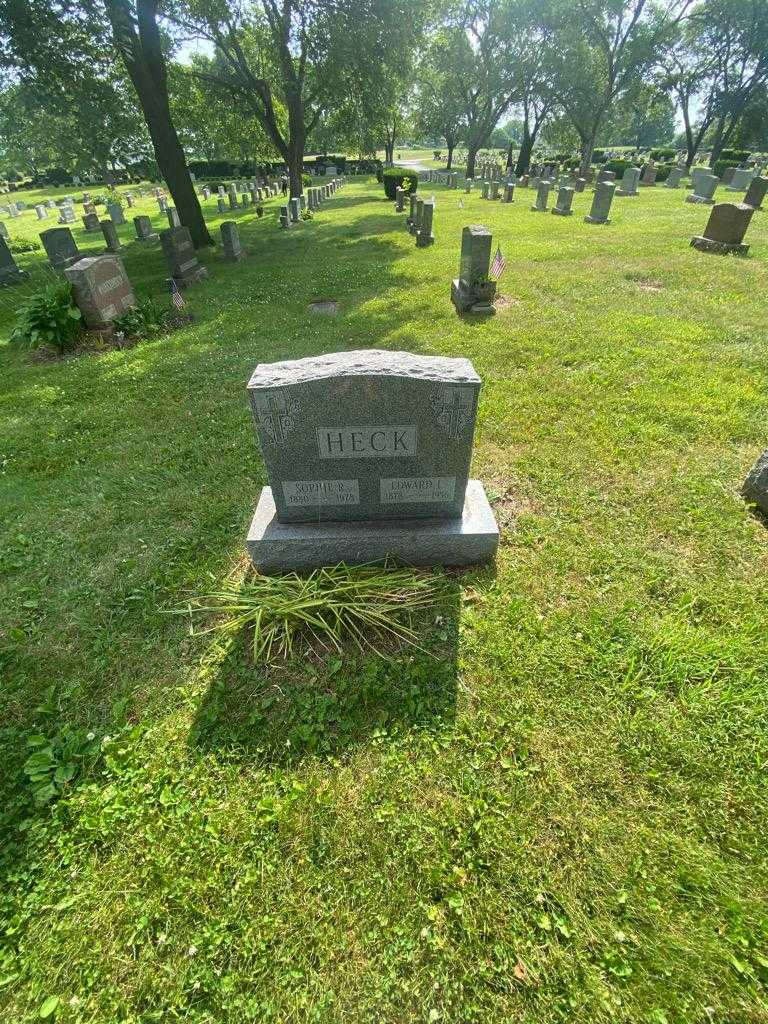 Edward L. Heck's grave. Photo 1