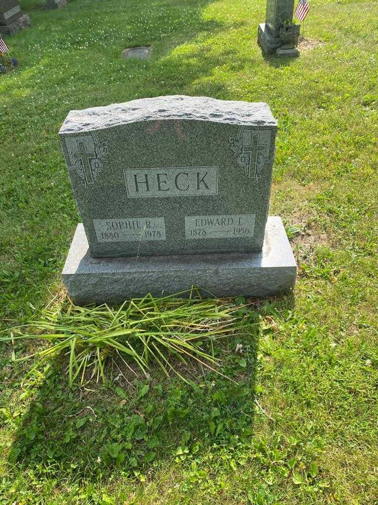 Edward L. Heck's grave. Photo 2