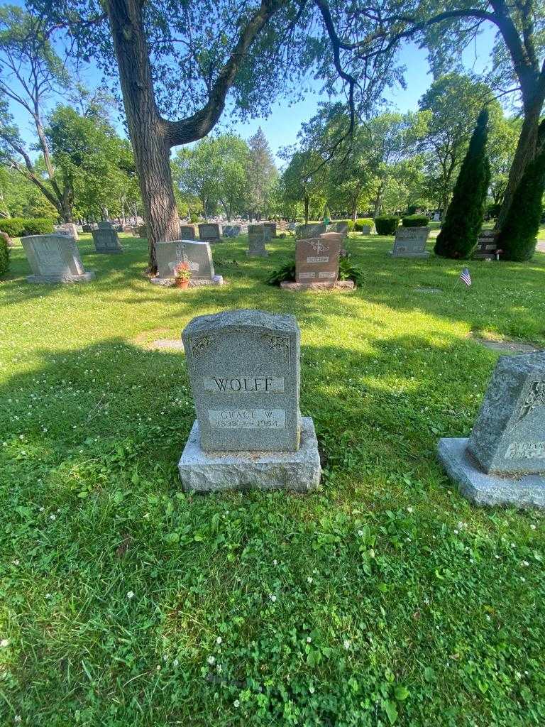 Grace W. Wolff's grave. Photo 1