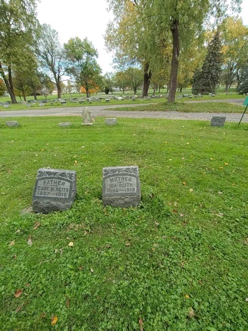 Ida Martha Reith's grave. Photo 1