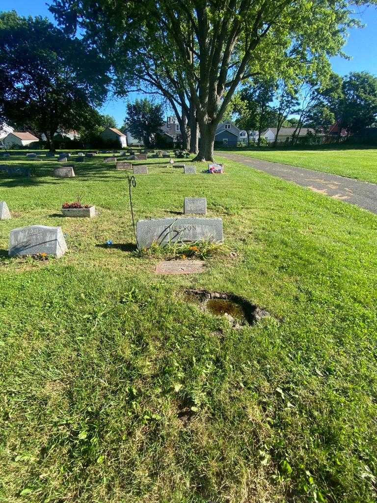 Esamode Emerson's grave. Photo 1