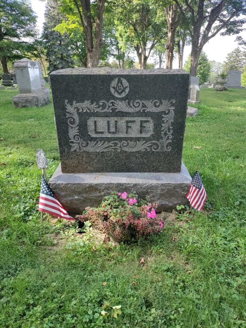 Clement E. Luff's grave. Photo 2