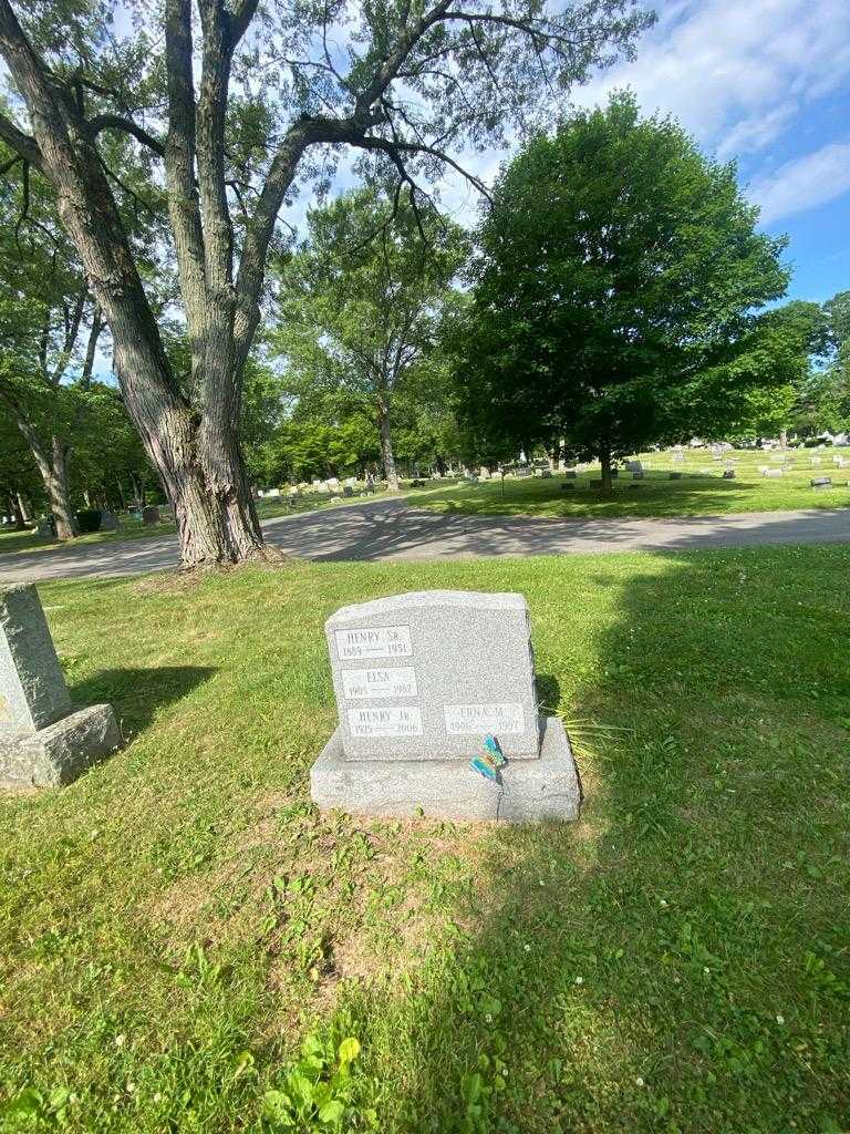 Henry Heck Junior's grave. Photo 1