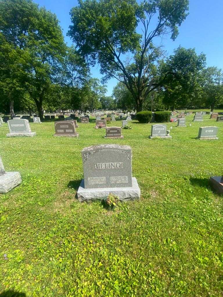 Marie W. Bieling's grave. Photo 1