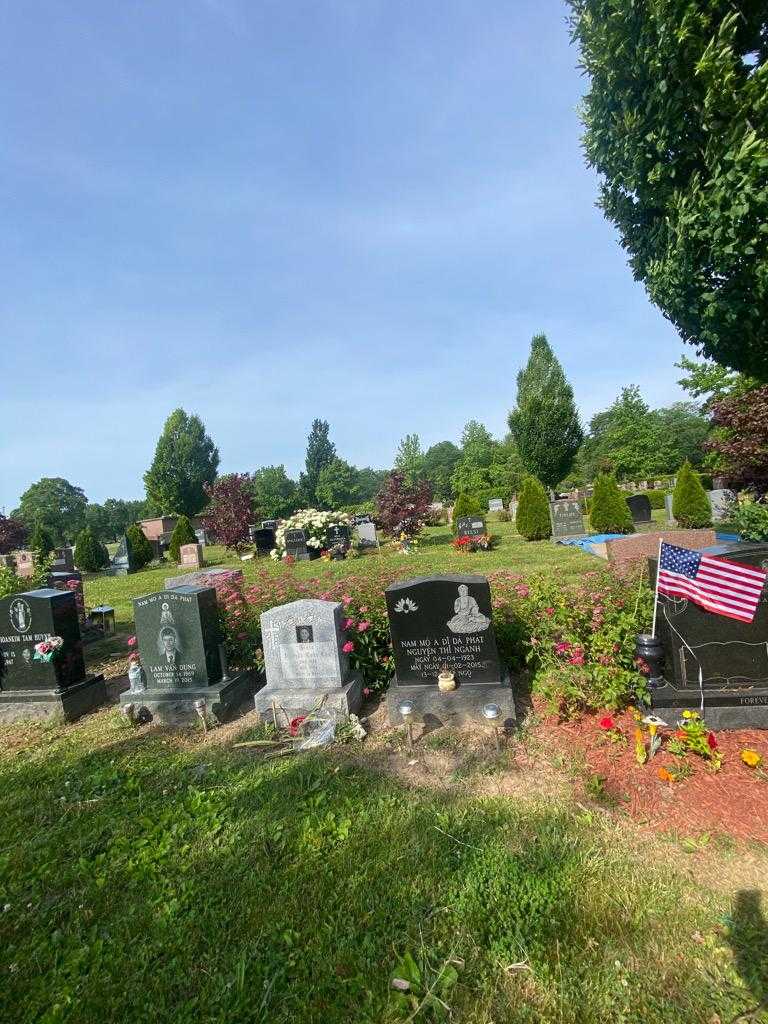 Nganh Thi Nguyen's grave. Photo 1