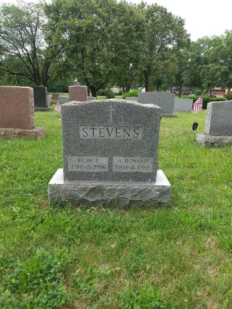 Ruth E. Stevens's grave. Photo 1