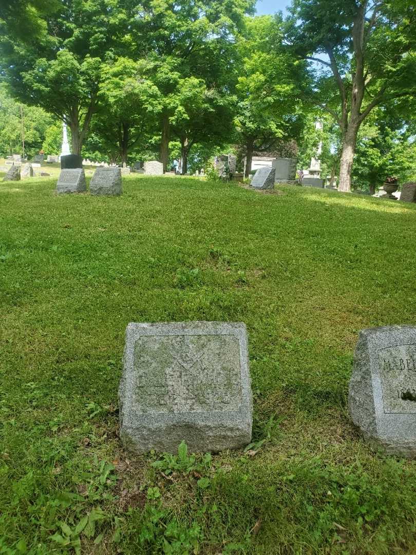 Ollie E. White's grave. Photo 1