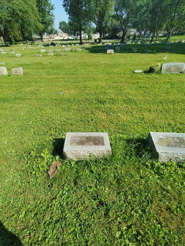 Frank David Young's grave. Photo 1