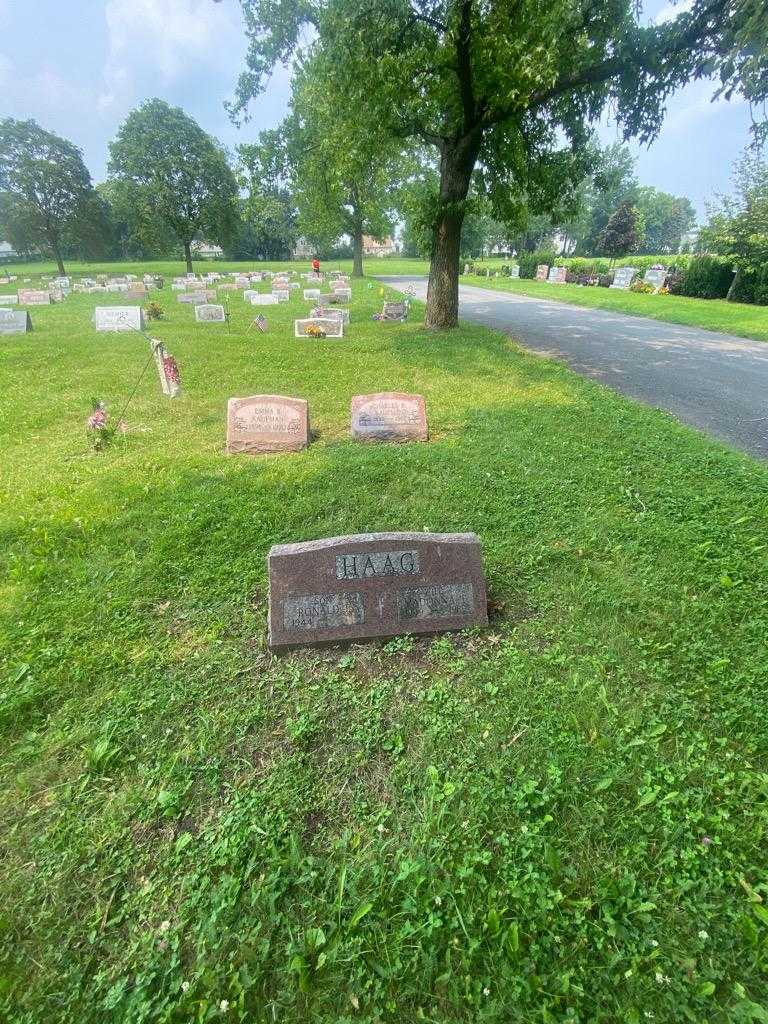 Madonna T. Haag's grave. Photo 1