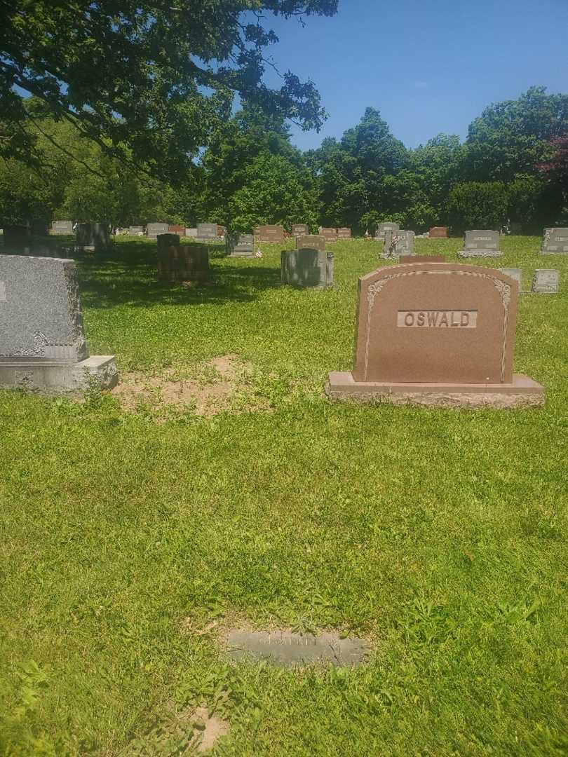 Gertrude B. Oswald's grave. Photo 1