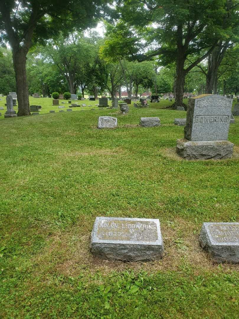 Nellie L. Bowering's grave. Photo 1